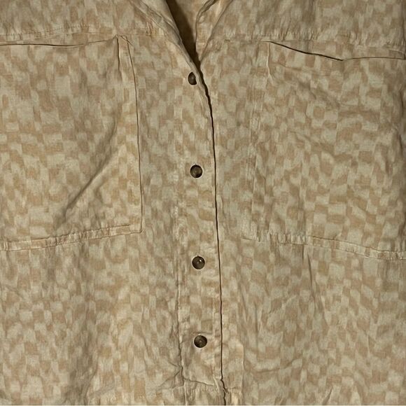 Women's Universal Thread Tan & White Short Sleeve Button Down Shirt - Picture 4 of 7